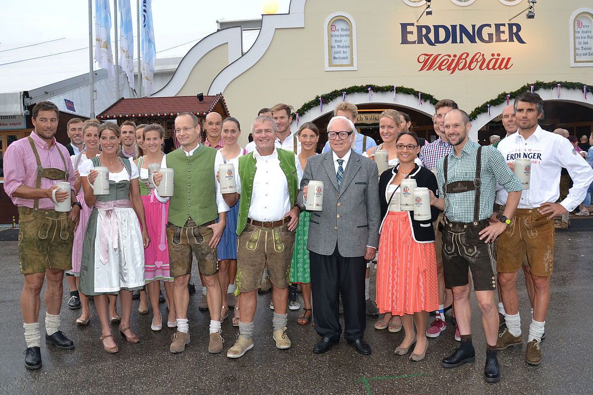 Vereint in Erding: Das Team ERDINGER Alkoholfrei beim traditionellen Treffen auf dem Herbstfest in Erding