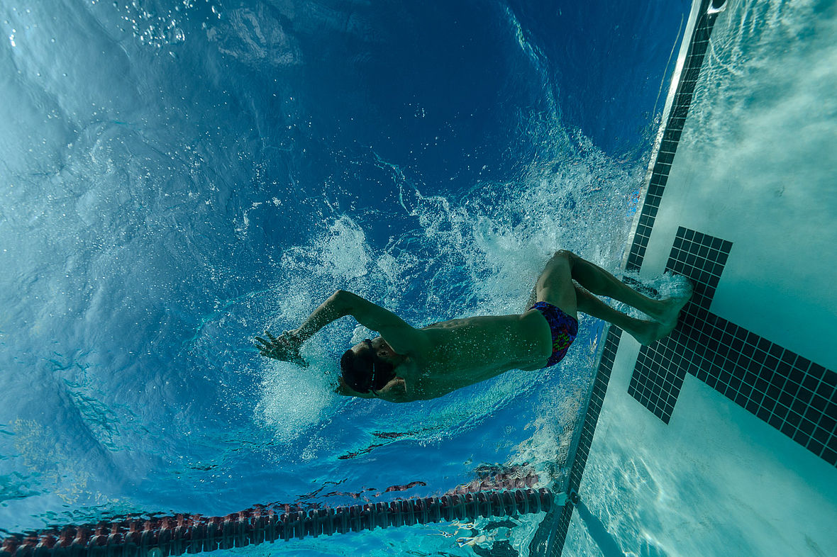 Ob Jan Frodeno beim Bahnenzählen im Kona Aquatic Center schon mal das Raceday Schwimmen visualisiert?