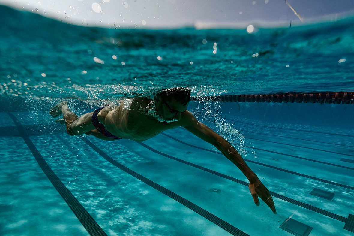 So geht kräfteschonendes Schwimmen, wobei im Pool einem die Wellen nicht aus der Konzentration bringen