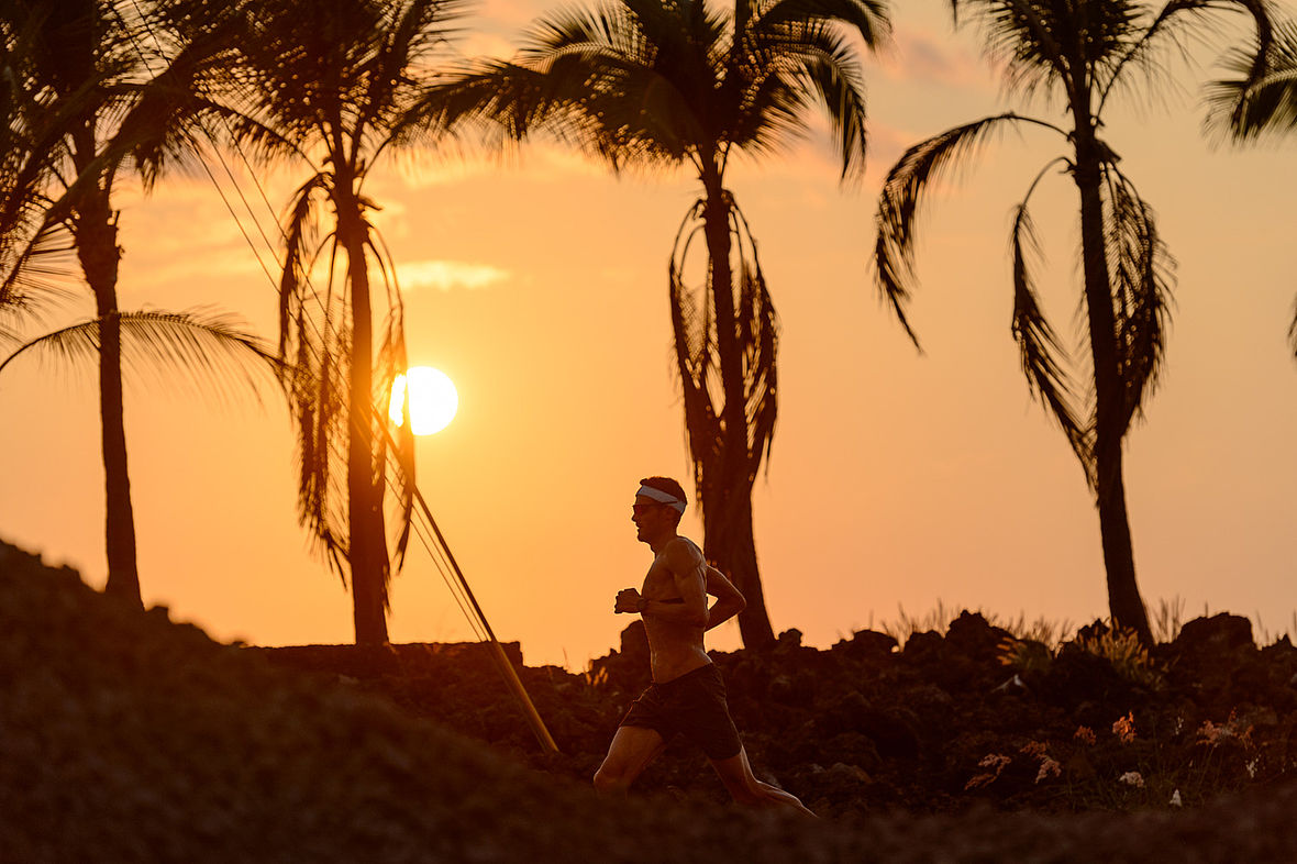 Die Sonne steht schon tief über dem Pazifik - eine Szenerie für die Ironman-Träume!