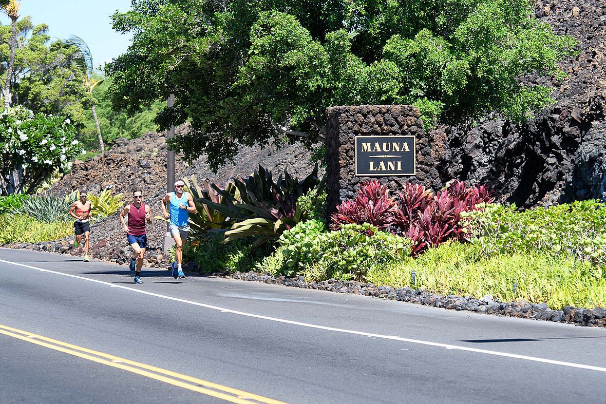 Und los geht der 30-minütige Koppellauf für Jan Frodeno am Mauna Lani Resort. Terenzo Bozzone muss Frodo und Nick Kastelein gleich ziehen lassen