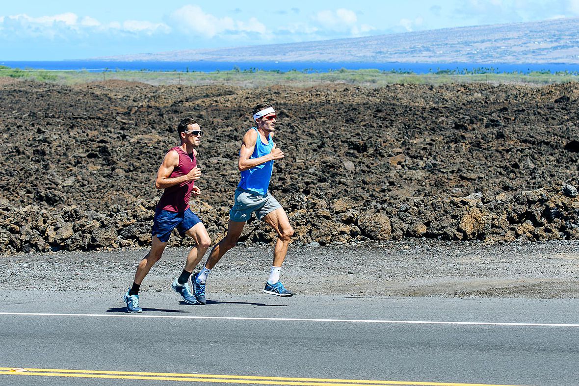 Mit langem Schritt geht es die Mauna Lani Zufahrtsstraße in Richtung Queen K Highway