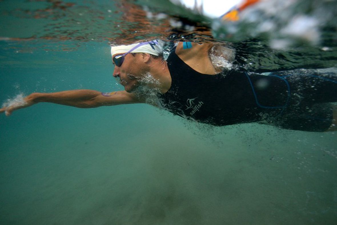 Andreas Raelert: Beim Einschwimmen vor dem Schwimmstart