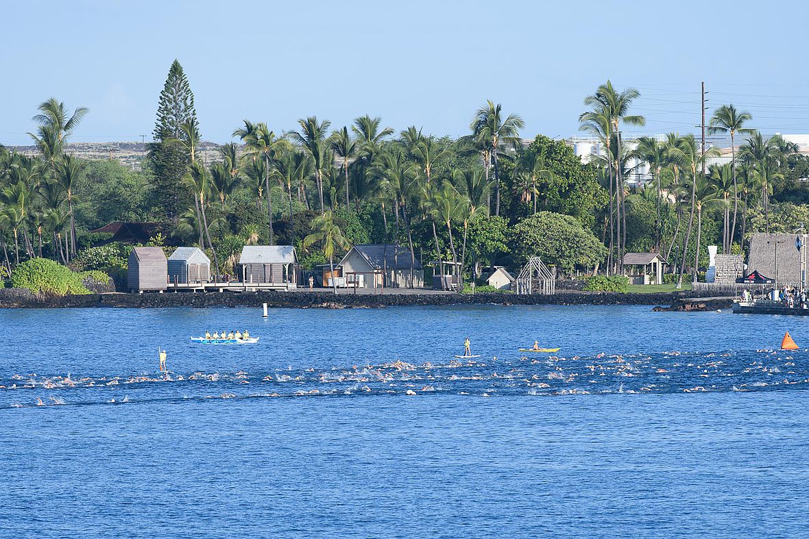 Großes Schwimmerfeld in der Bucht von Kailua-Kona. Beim Ho´ala Swim wurde unter Wettkampfbedingungen für den Raceday getestet