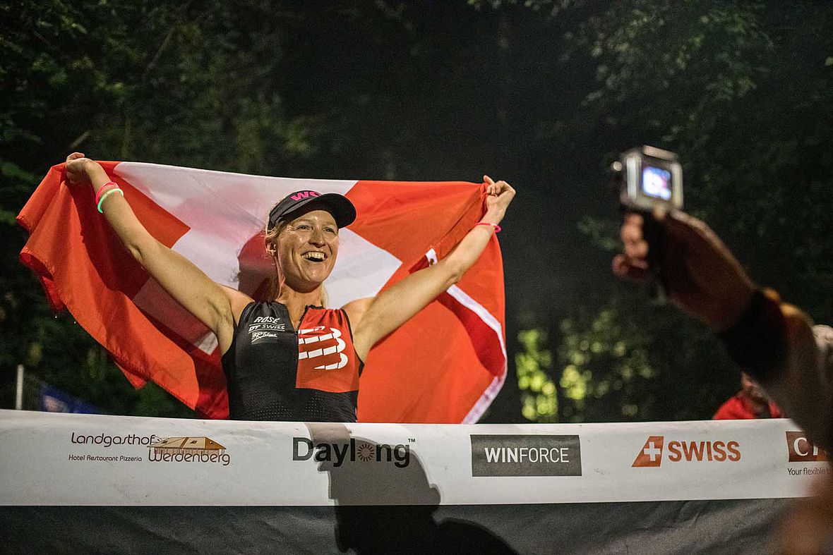 Eva Hurlimann finisht den Deca Ultratriathlon in 138:21:02 Stunden - in neuer Weltrekordzeit