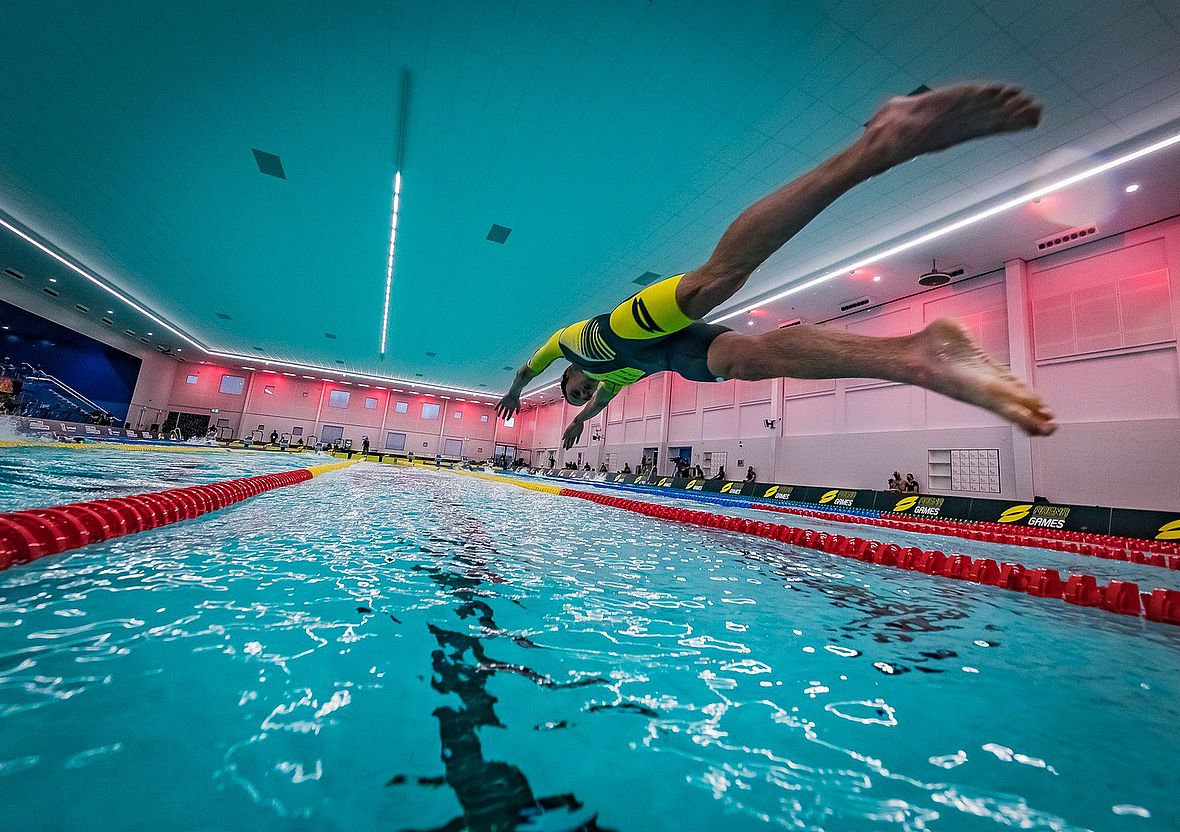 Dreimal 200 m Schwimmen, 4 km Rolle und 1 km Laufband stand bei den Super League Triathlon Arena Games in Rotterdam auf dem Programm