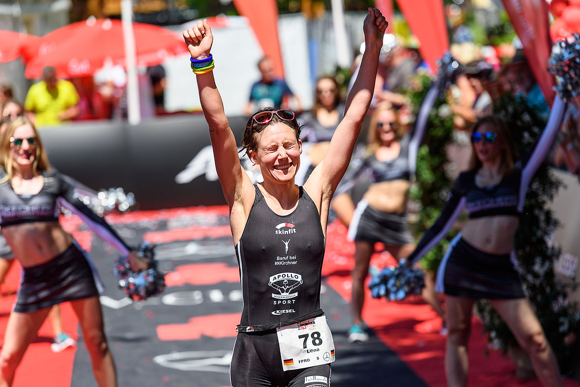 Lena Berlinger feiert ihr erstes Ironman 70.3 Podium