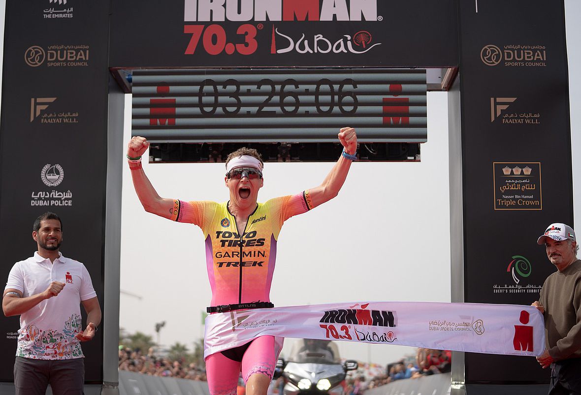Der Belgier Marten van Riel gewinnt den Ironman 70.3 Dubai 2022