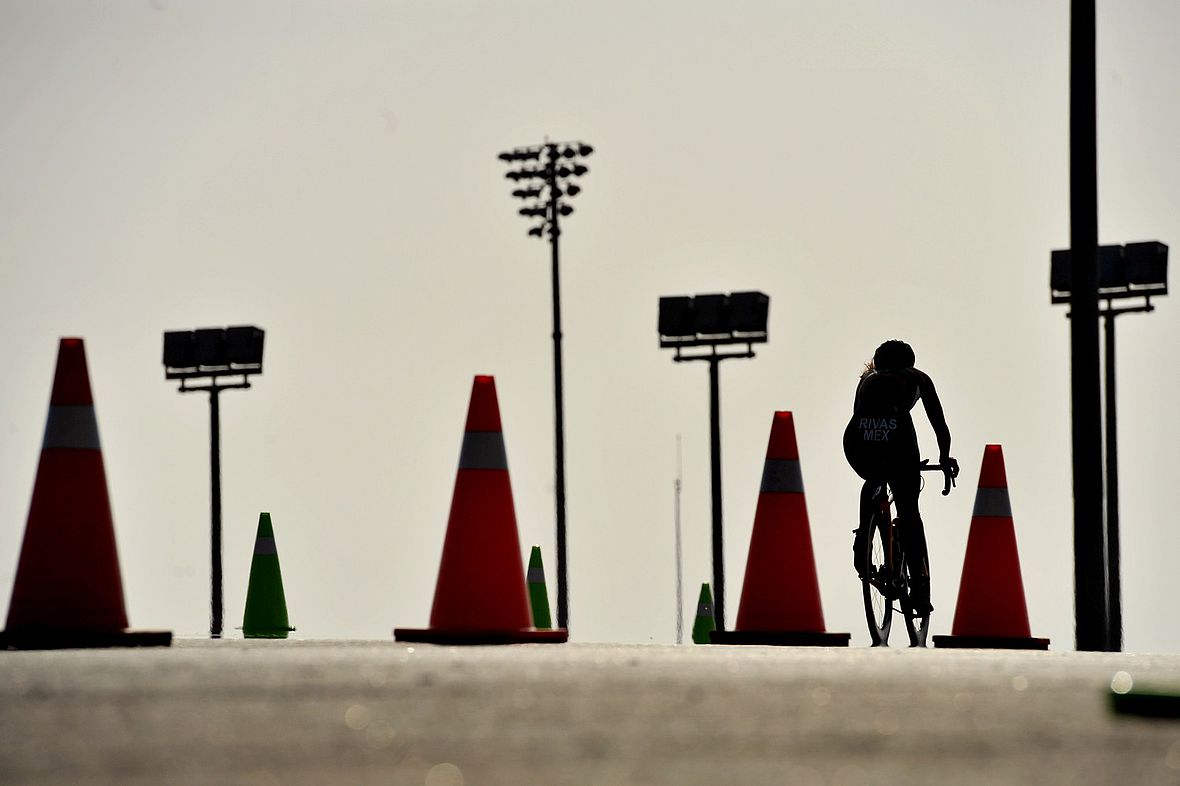 Triathlon auf dem Formel-1 Kurs in Abu Dhabi - nachdem in der letzten Woche noch die UCI Radprofis mit der Tour of Abu Dhabi dort Station machten.