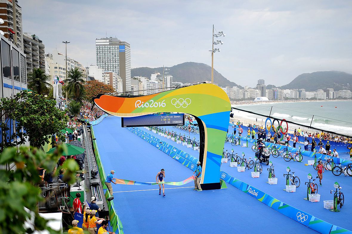 Ein Bild für die Triathlon-Geschichte: Der Zieleinlauf von Gwen Jorgensen an der Copacabana