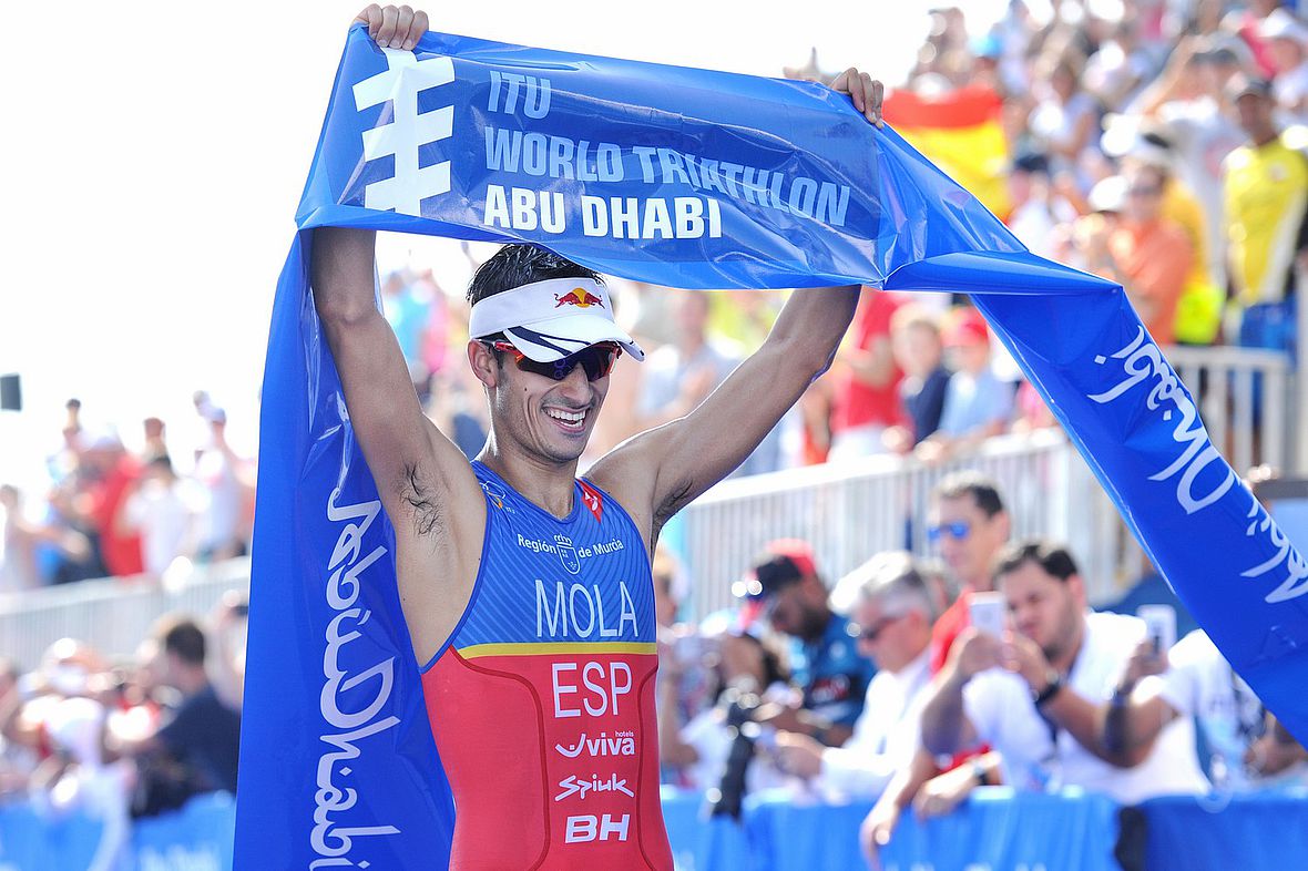 Mario Mola startete mit einem Sieg in die ITU World Triathlon Series 2016