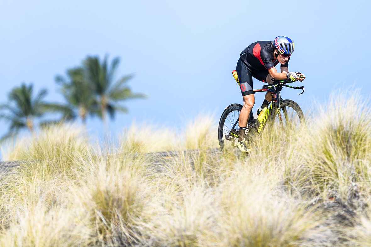 Da ist er, der Ironman-Weltmeister von 2014: Sebastian Kienle beim Einrollen für seinen Trainings-Workout auf dem Queen Kaahumanu Highway