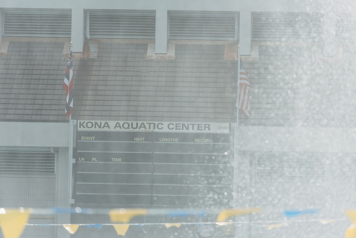 Wasser-Fontänen über dem Kona Aquatic Center ...