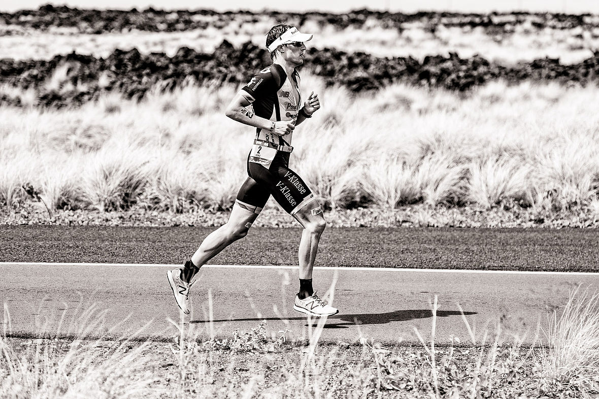 Der Schritt ist auch bei Sebastian Kienle noch lang - 2:49:03 Stunden - die viertbeste Laufzeit des Tages und persönliche Bestleistung auf dem Marathonkurs in Kona