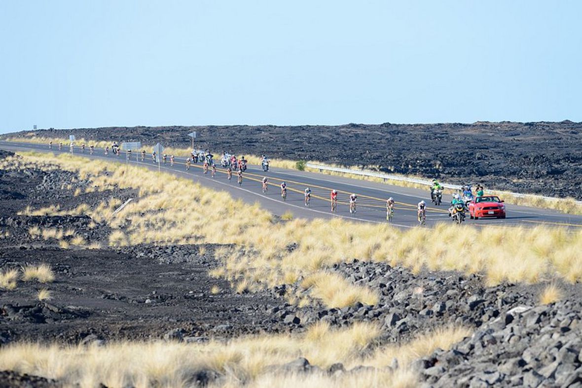 Alles andere als Ironman-Einzelkämpfer: Die massive Spitzengruppe auf den ersten Highway-Kilometern.