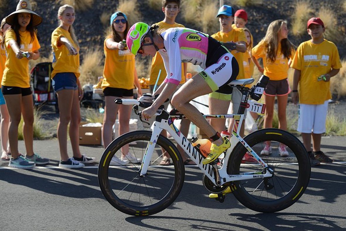 Leanda Cave: Die Hawaii-Siegerin von 2012 fuhr schon auf dem Rad hinterher.