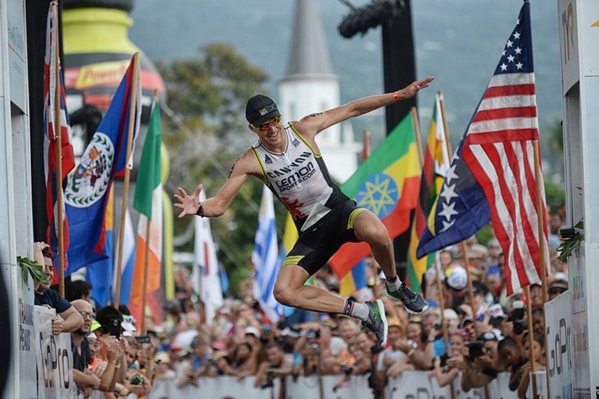 Der Sprung des Tages: Nils Frommhold feiert seinen 6. Platz bei seiner Ironman Hawaii-Premiere.