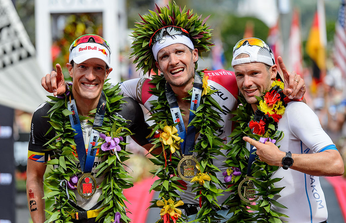 Das Siegerpodest: Sebastian Kienle, Jan Frodeno und Patrick Lange - drei Deutsche auf dem Ironman Hawaii-Stockerl. Das gabs zuvor erst einmal: 1997 hieß es: 1. Thomas Hellriegel, 2. Jürgen Zäck, 3. Lothar Leder