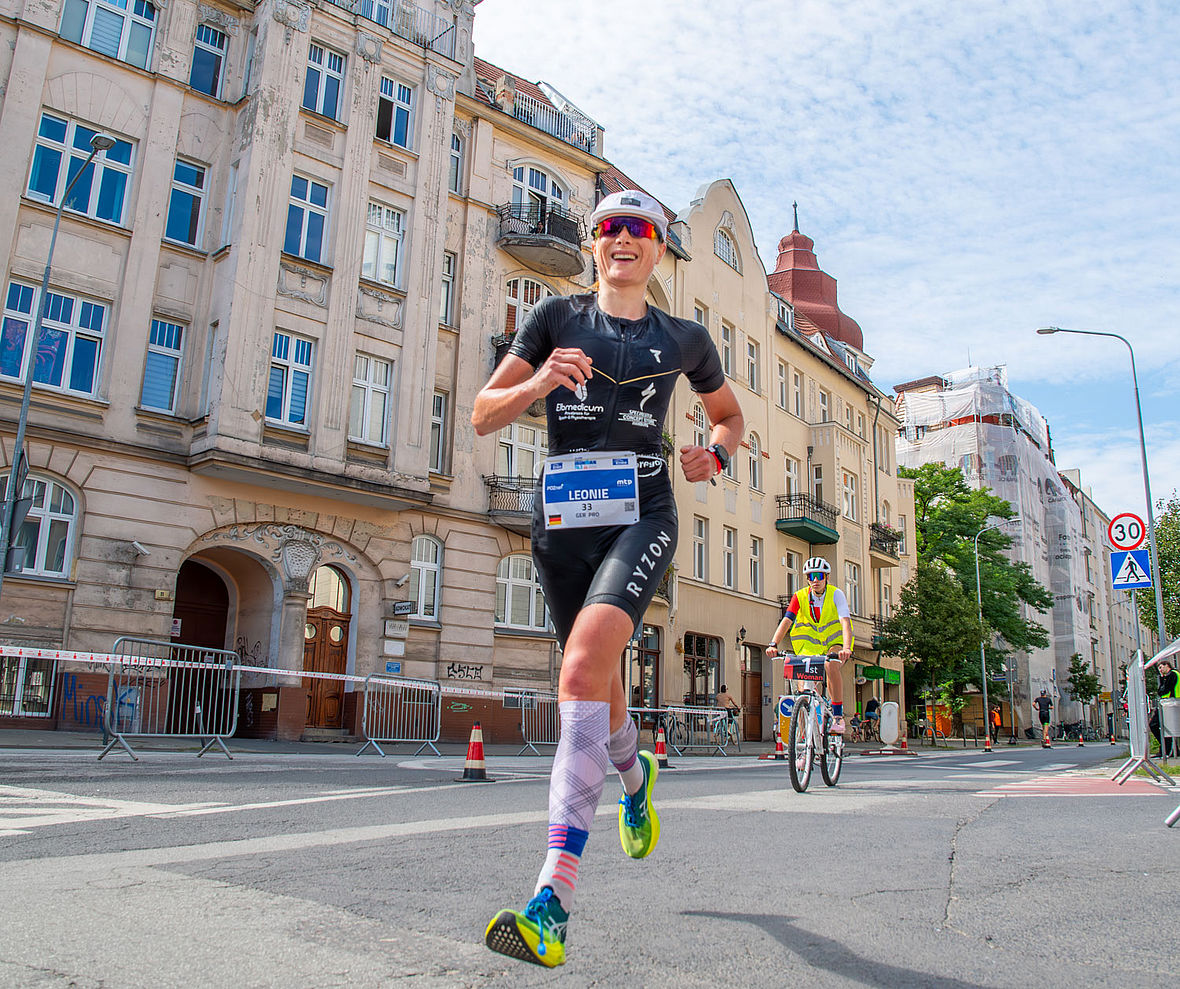 Leonie Konczalla auf dem Weg zum Sieg beim Ironman 70.3 Posen - dem ersten Profisieg ihrer Triathlon-Karriere