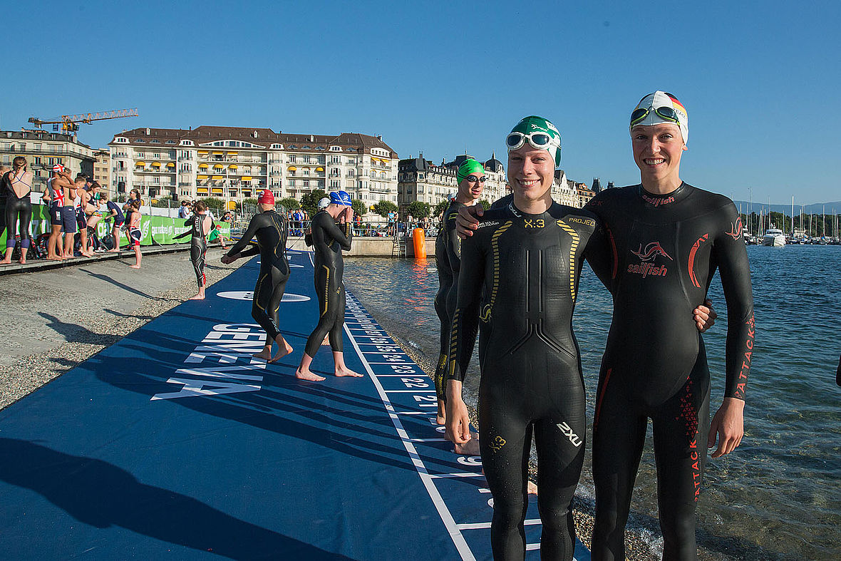 Laura Lindemann (l.) und Lasse Lührs beim Testschwimmen am Genfer See