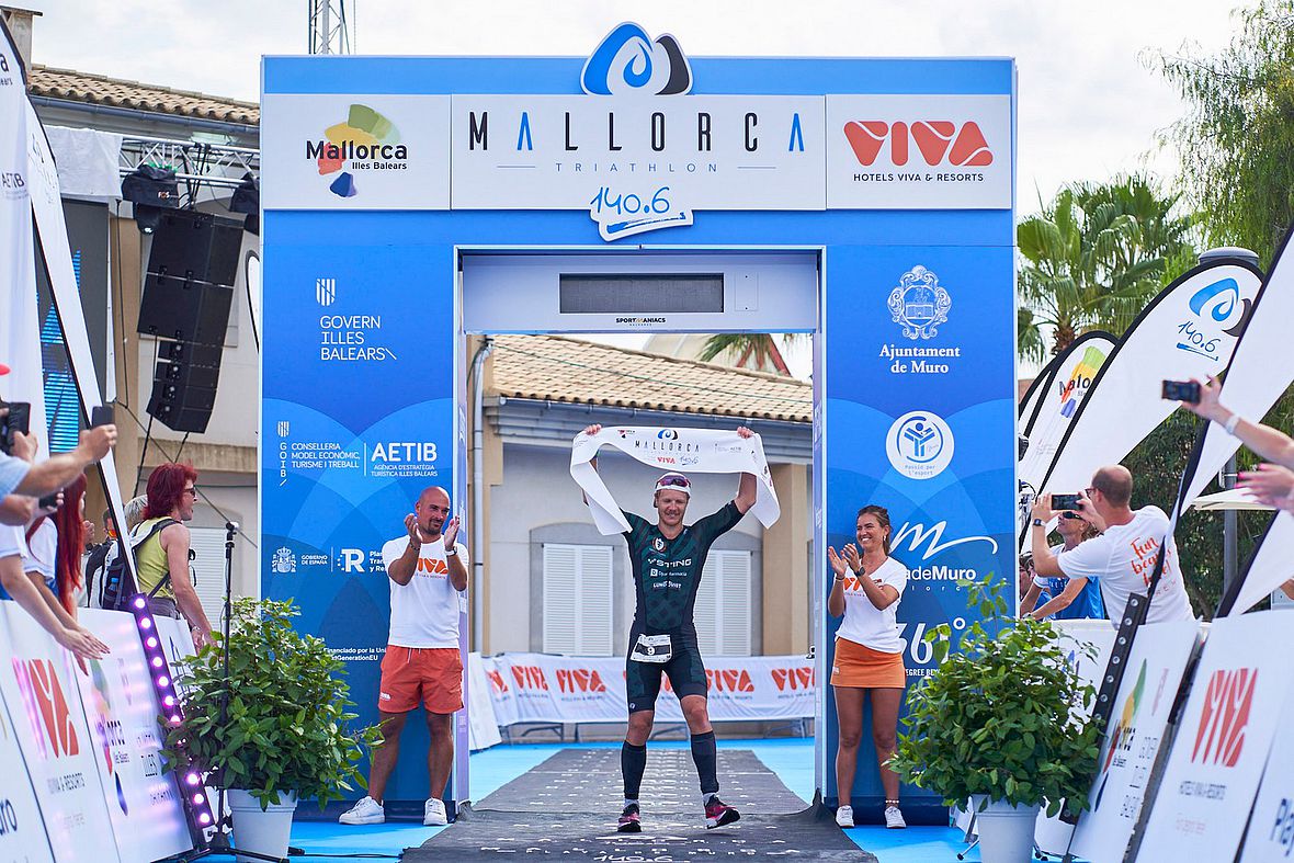 Martin Strandlind gewinnt den Mallorca 140.6 Triathlon in 7:37:16 Stunden