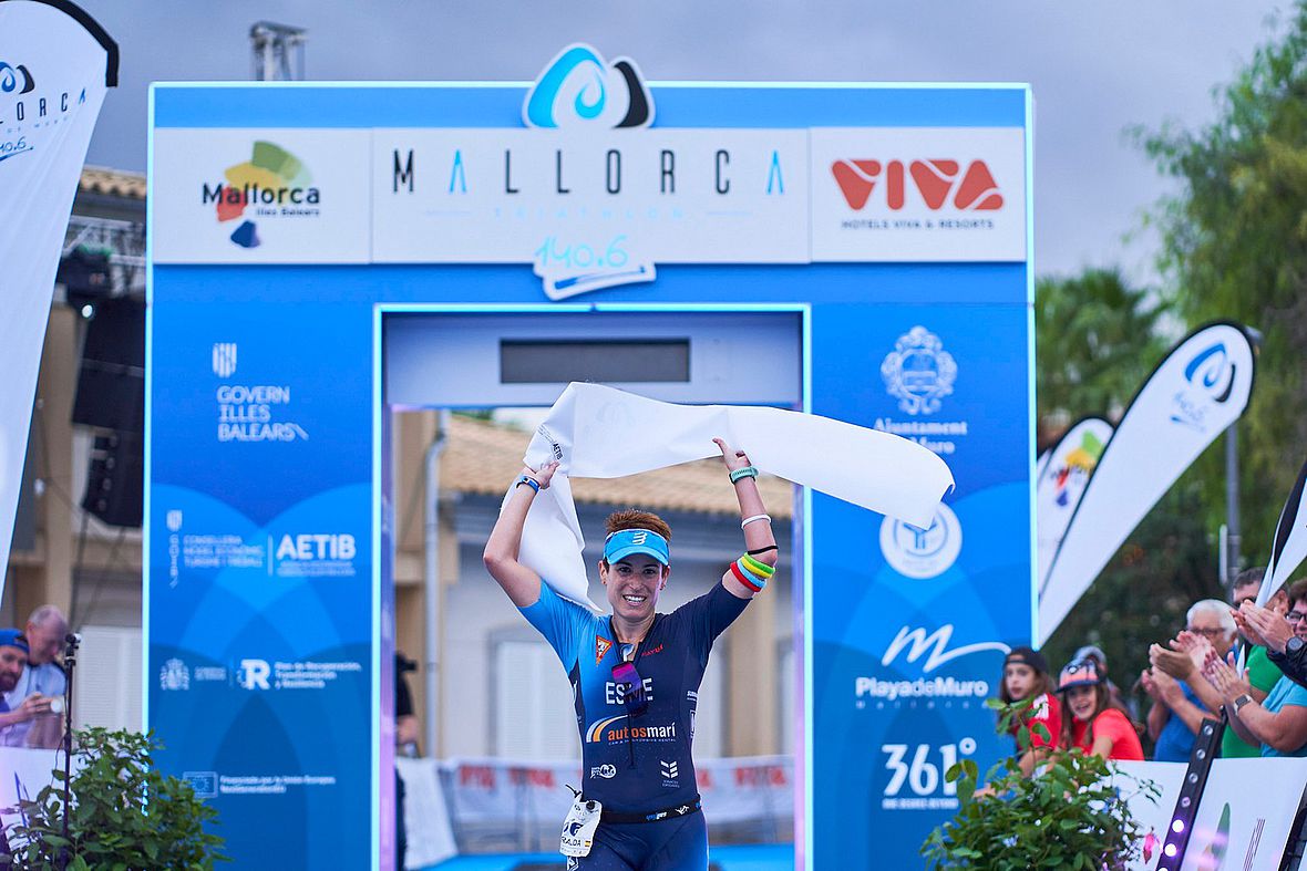Die Spanierin Esmeralda Mari Galiano gewinnt den Mallorca 140.6 Triathlon 2022
