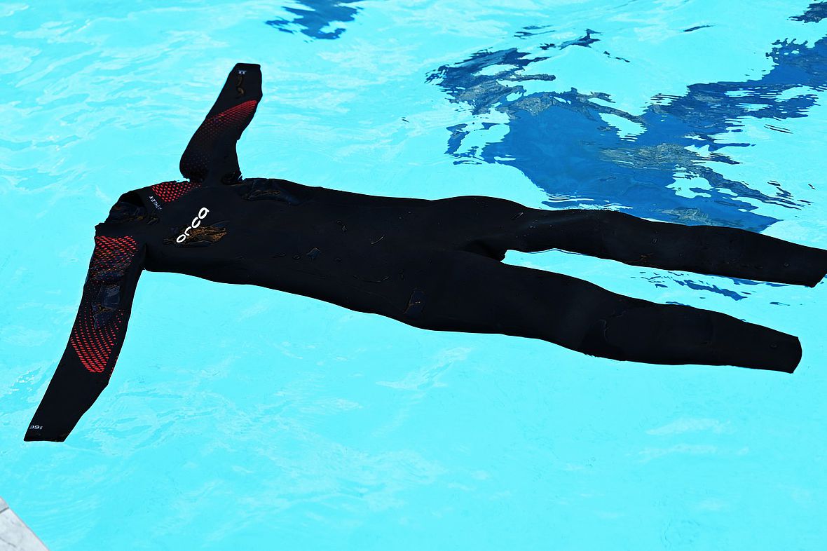 4,5 mm dick ist das Neoprean beim Orca Athlex Float im Bein- und Hüftbereich. Entsprechend viel Auftrieb ist garantiert!