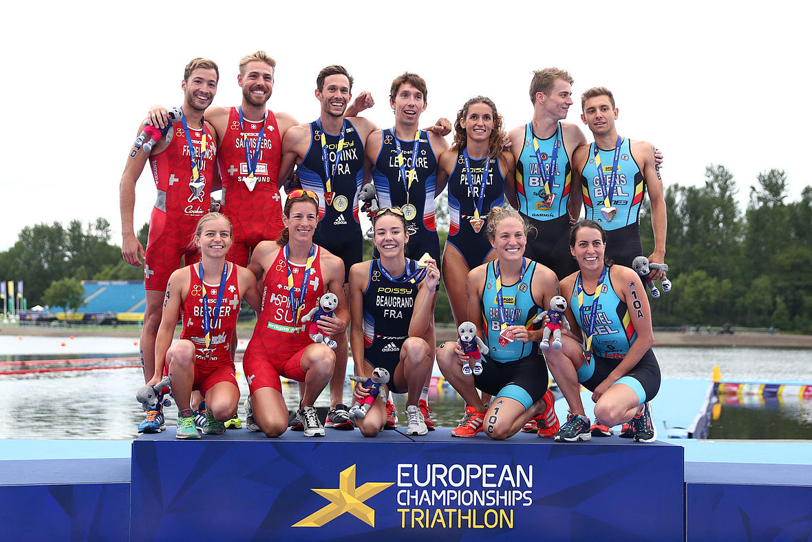Die Medaillengewinner der Team Mixed Relay bei der European Championships 2018 in Glasgow: Schweiz (Silber), Frankreich (Gold) und Belgien (Bronze) (v.l.)