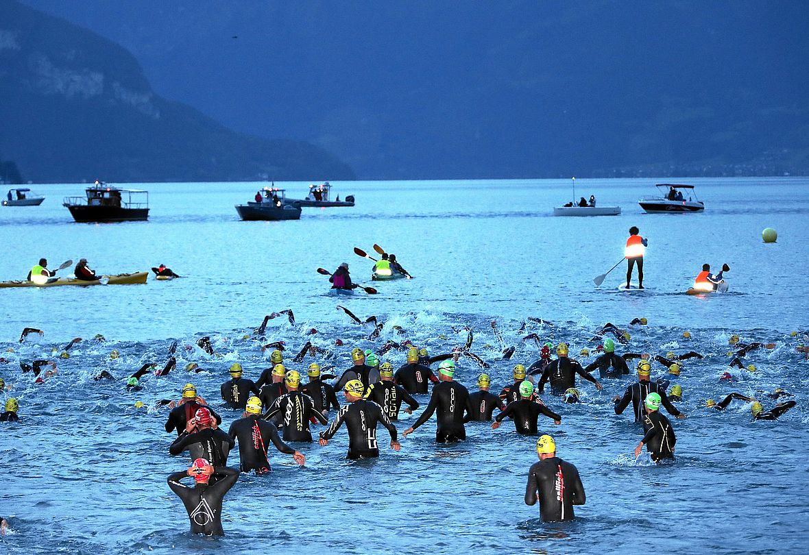 351 gemeldete Einzelathleten und Athletinnen stürzten sich in den diesmal 19 Grad warmen Thuner See