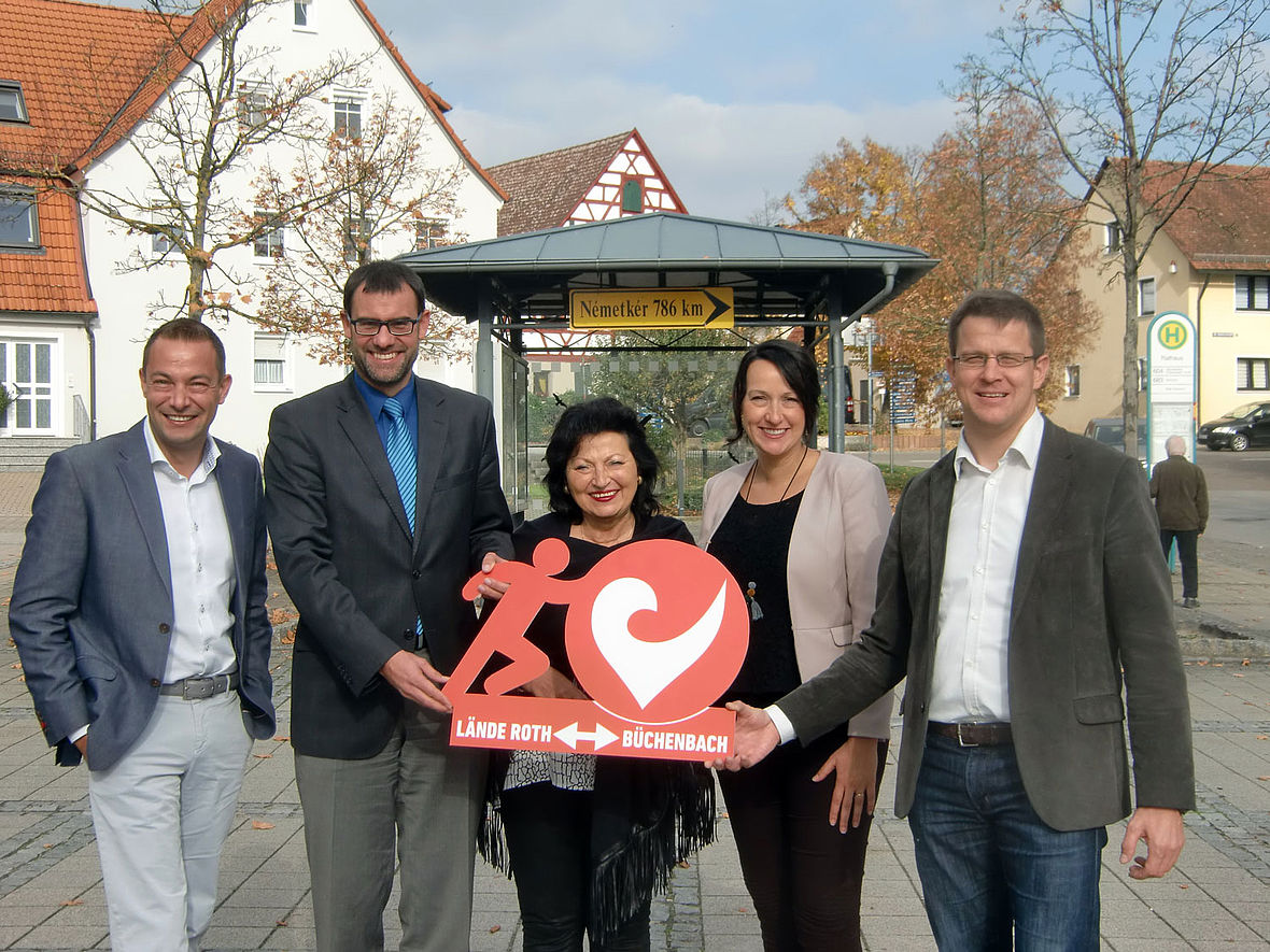 Stellten im Rathaus Büchenbach die neue Laufstrecke des DATEV Challenge Roth vor: Erster Bürgermeister Ralph Edelhäußer (Roth) und Bürgermeister Helmut Bauz (Büchenbach) sowie die Veranstalter-Familie Walchshöfer.
