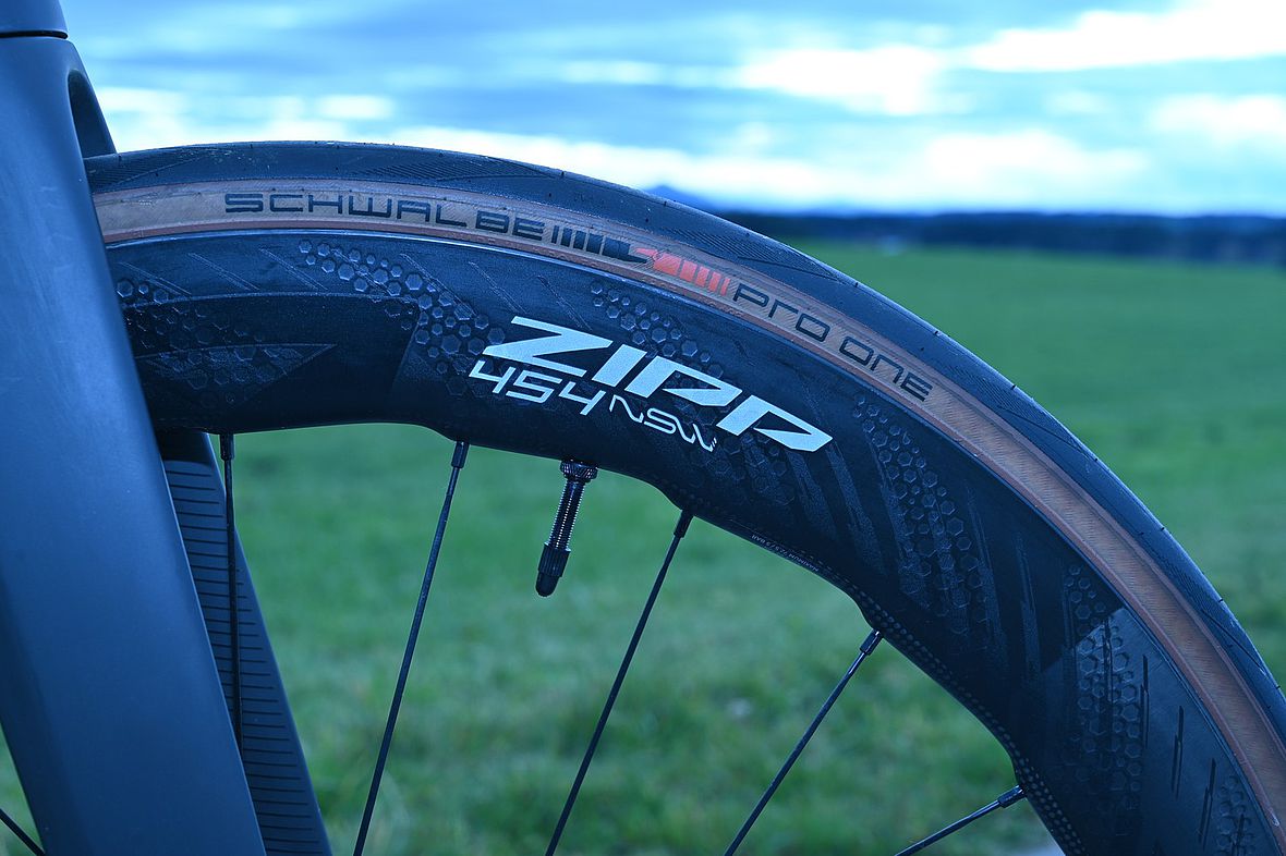 Die Zipp 854 NSW Laufräder sind mit Schwalbe PRO ONE Microskin, TL-Easy kombiniert