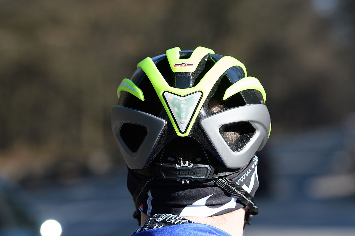 Helm mit Licht: Der Alpina Campiglio in der be visible Version - 129,95 EUR - ideal für das Training in der Dämmerung