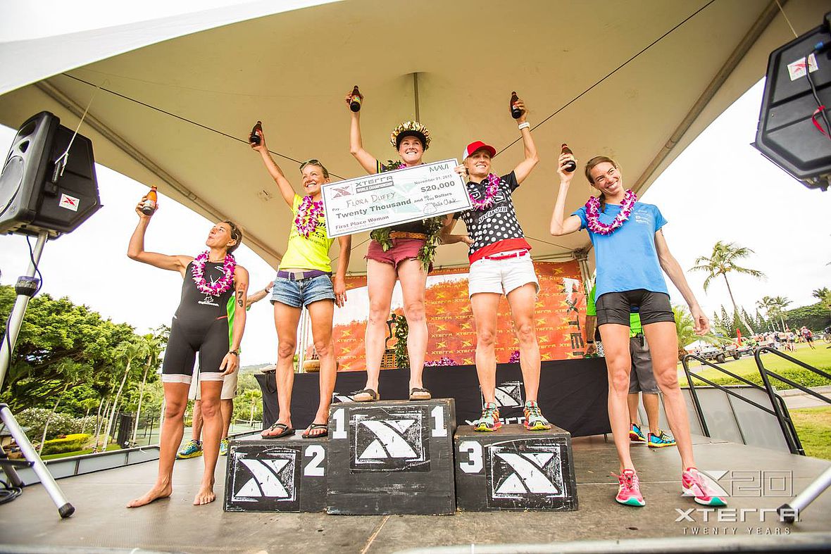 Anstoßen auf den Sieg mit einem Longboard-Lager: Die Top-Girls bei der Xterra-WM 2015