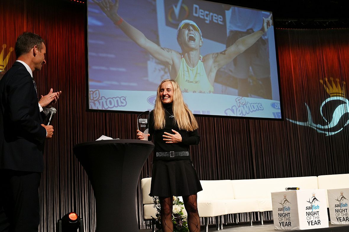 Natascha Badmann erhält den Lifetime-Award von Triathlon-Magazin-Chef Frank Wechsel