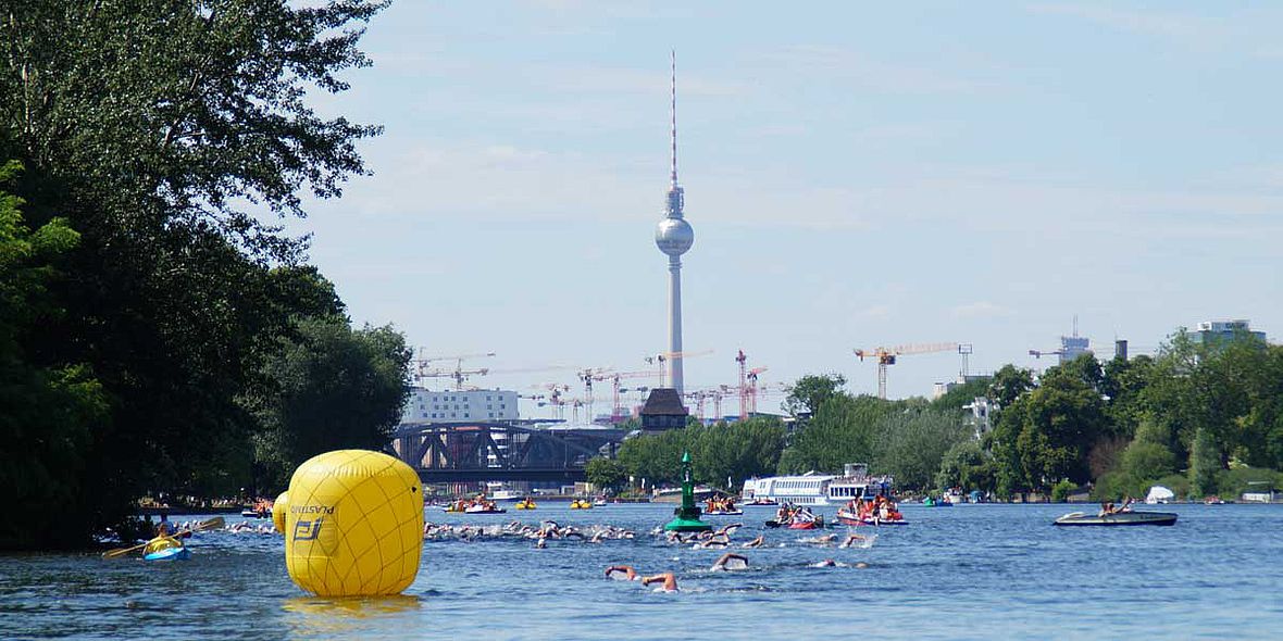 Ein Highlight des BerlinTriathlon: Schwimmen in der Spree