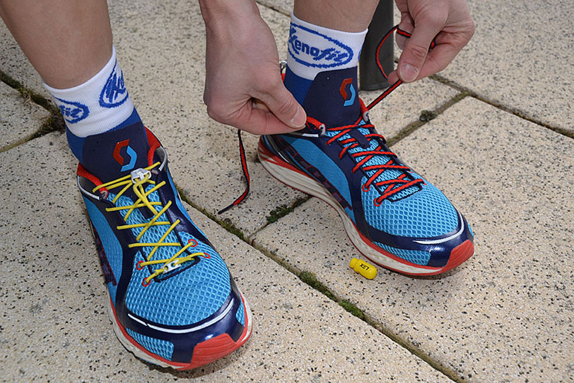Schritt 2: Schuh anziehen - wenn im Wettkampf auch mit Socken gelaufen wird (Langdistanz), dann auch die Justierung mit Laufsocken vornehmen