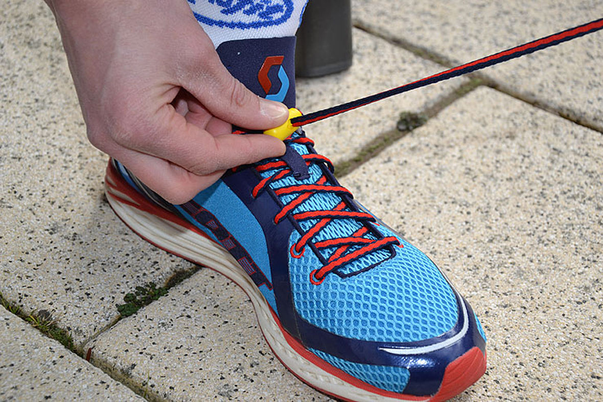 Schritt 4: Schnürfestigkeit einstellen - dazu die Schnürung so weit zuziehen, das der Schuh angenehm satt am Fuß sitzt