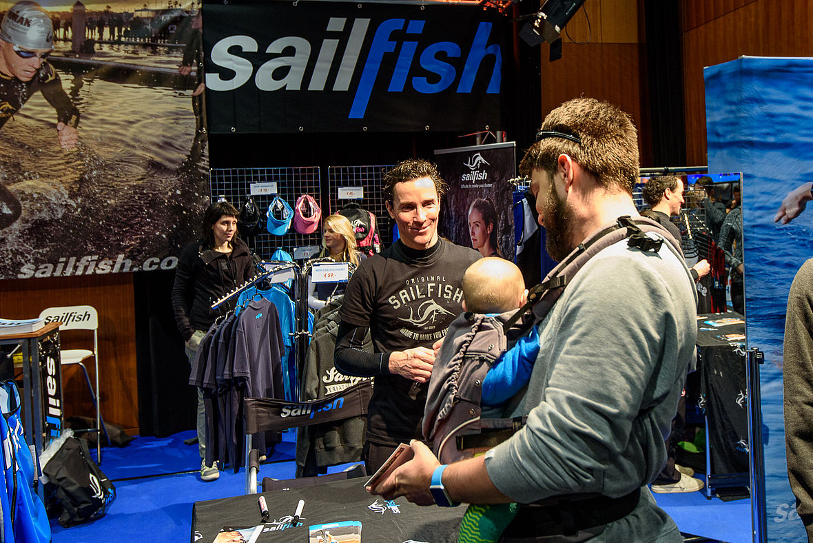 Von Papa zu Papa: Andreas Raelert im Gespräch mit einem Fan bei der sailfish-Autogrammstunde