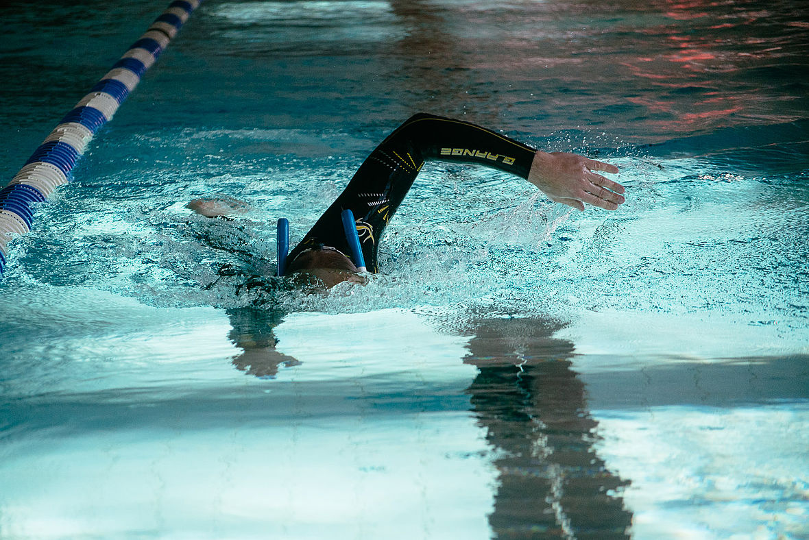Praxistest: Ein Schwimmer beim Schnorchel- und Wetsuit-Testing