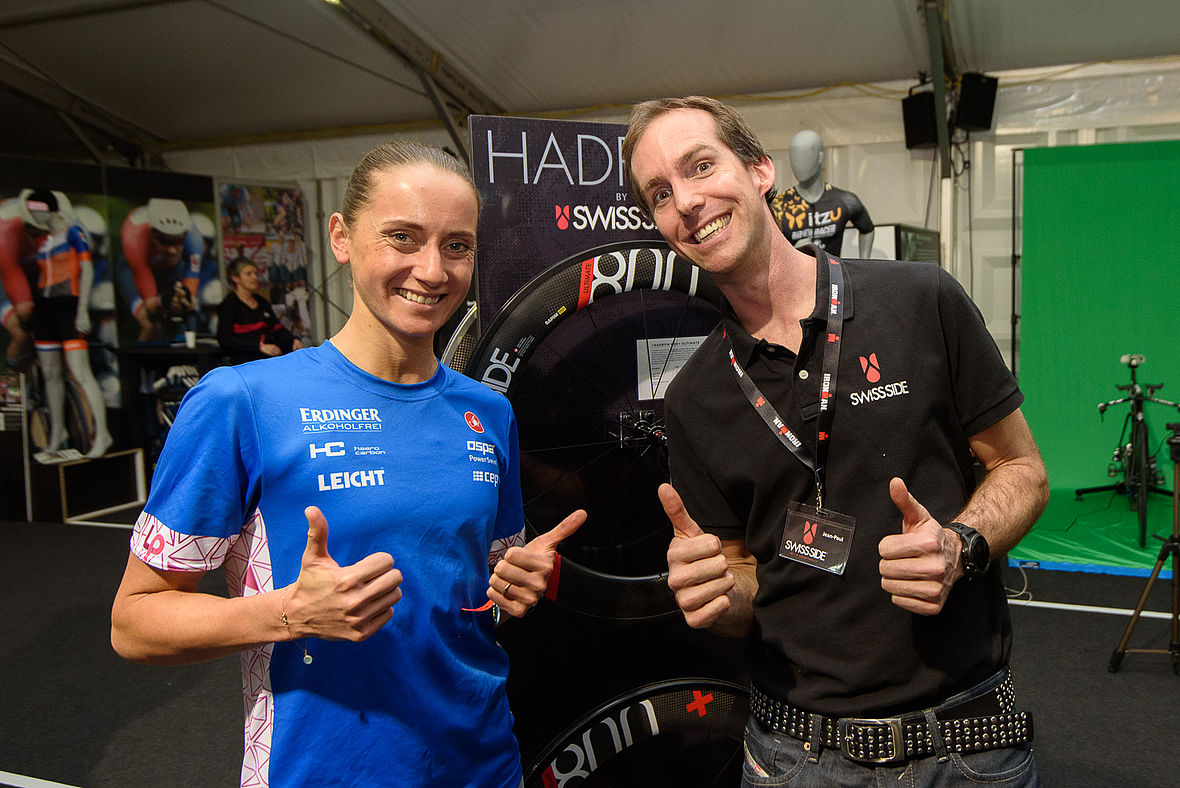 Dafür gibt´s Daumen nach oben: Profitriathletin Laura Philipp, seit kurzem mit Swiss Side Laufrädern unterwegs, und Swiss Side Technikchef Jean-Paul Ballard.