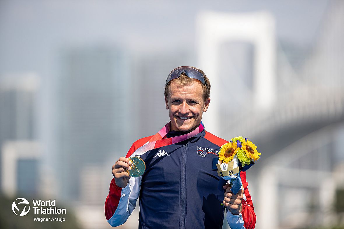 Wieder erholt: Olympiasieger Kristian Blummenfelt bei der Siegerehrung