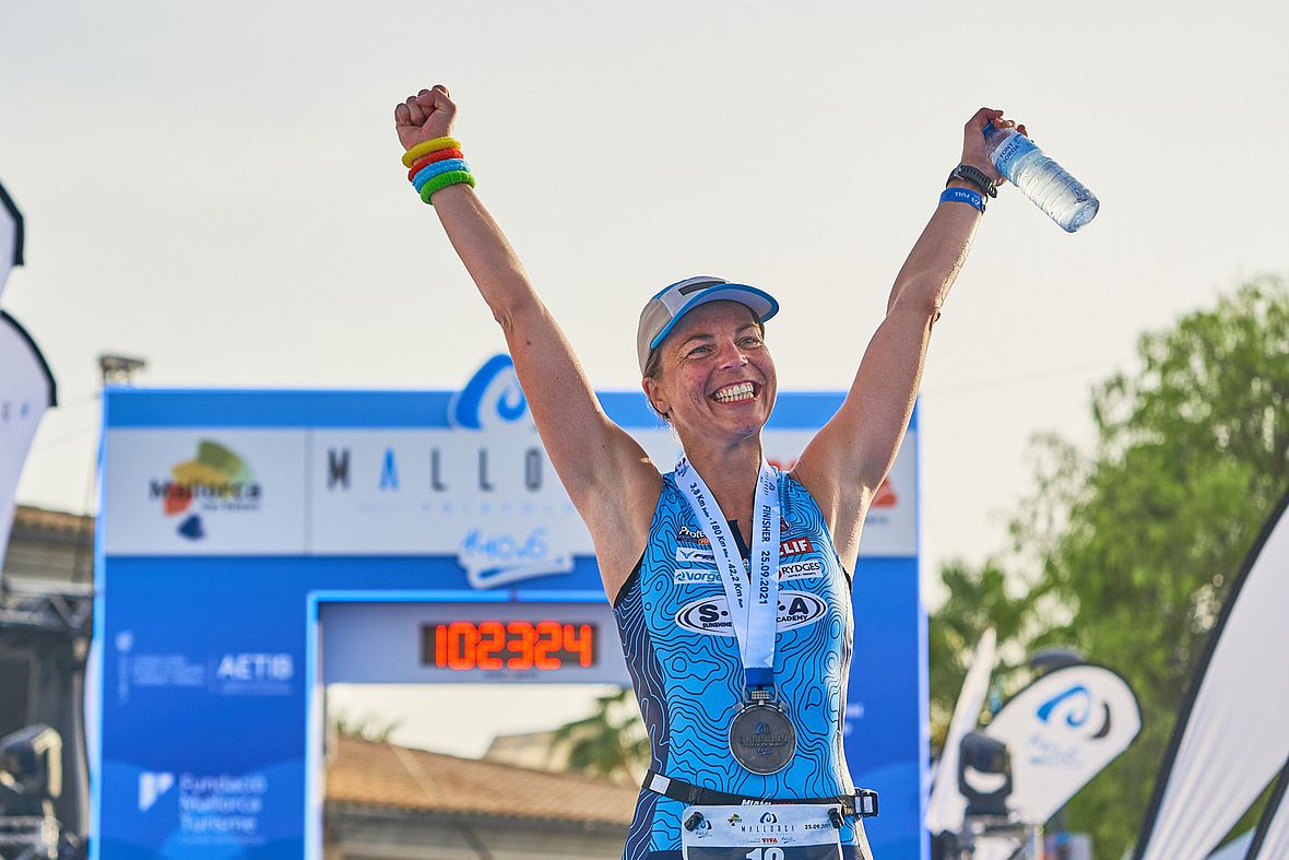 Marion Tuin gewinnt die Premiere des Mallorca 140.6 Triathlon