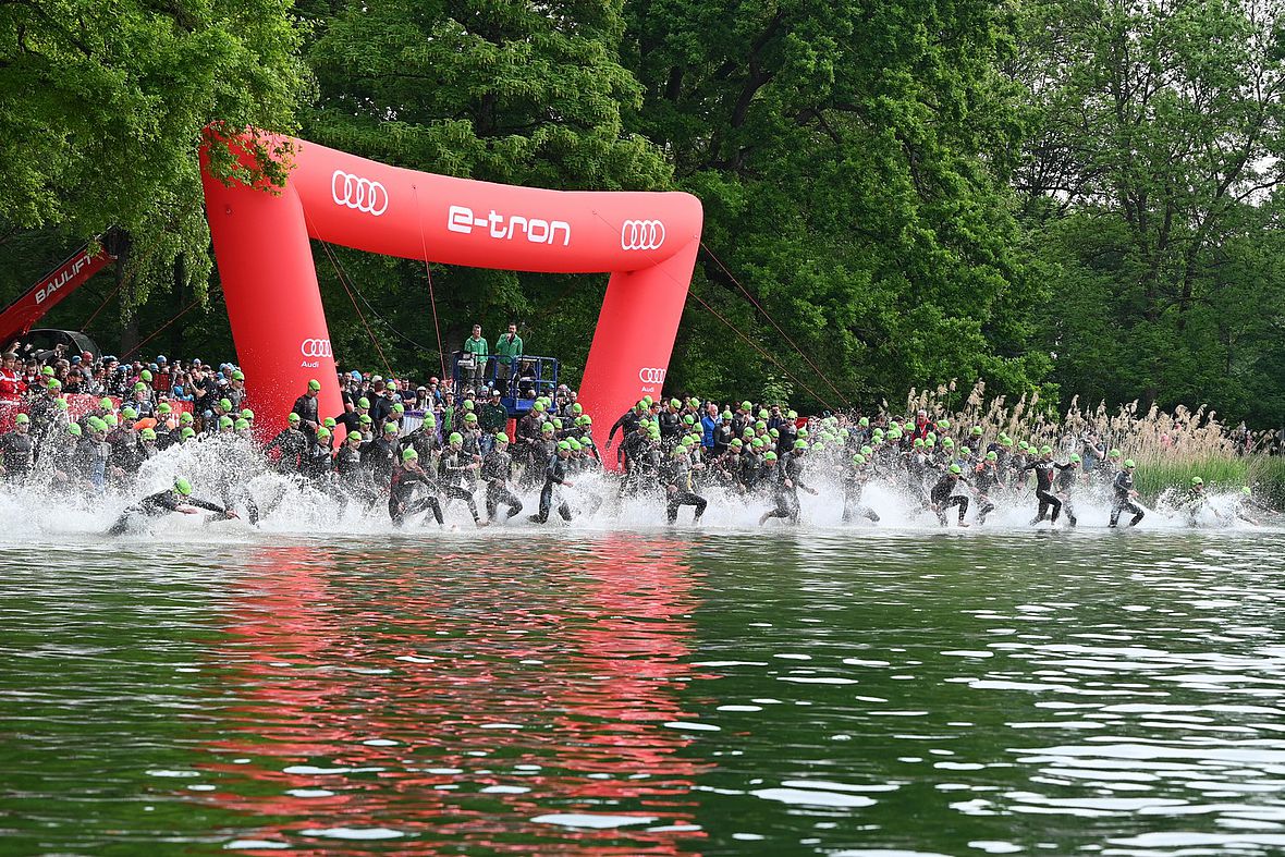Start der Mitteldistanz beim Audi Triathlon Ingolstadt powered by BÜCHL 2023
