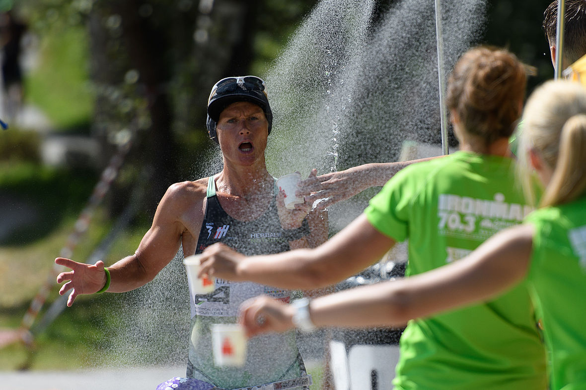 Tine Holst dick bemützt beim Hitze-Halbmarathon in Zell am See