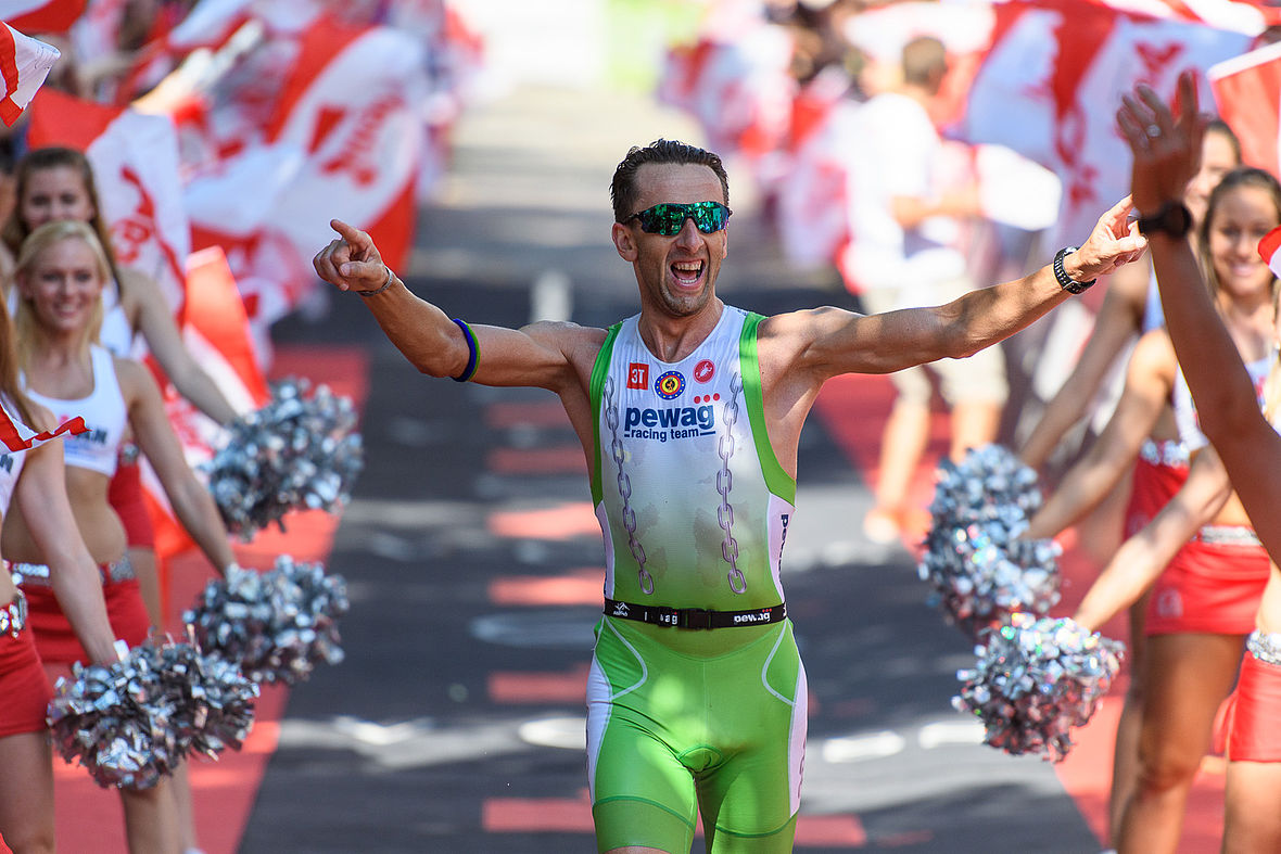 Marino Vanhonacker zelebriert seinen zweiten Sieg beim Ironman 70.3 Zell am See