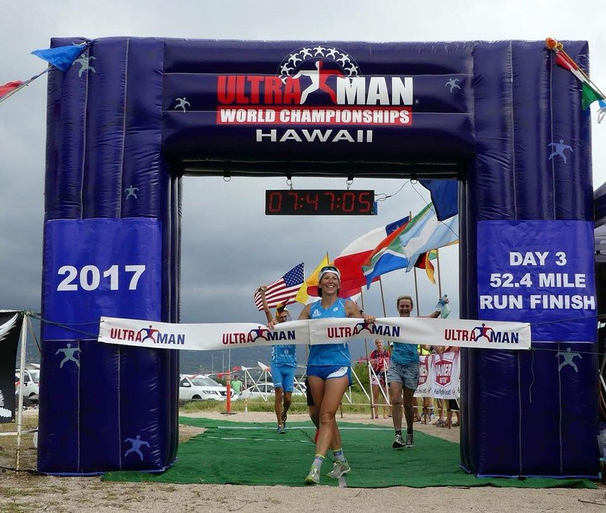 Im Ziel: Steffi Steinberg ist die Ultraman Hawaii-Siegerin 2017