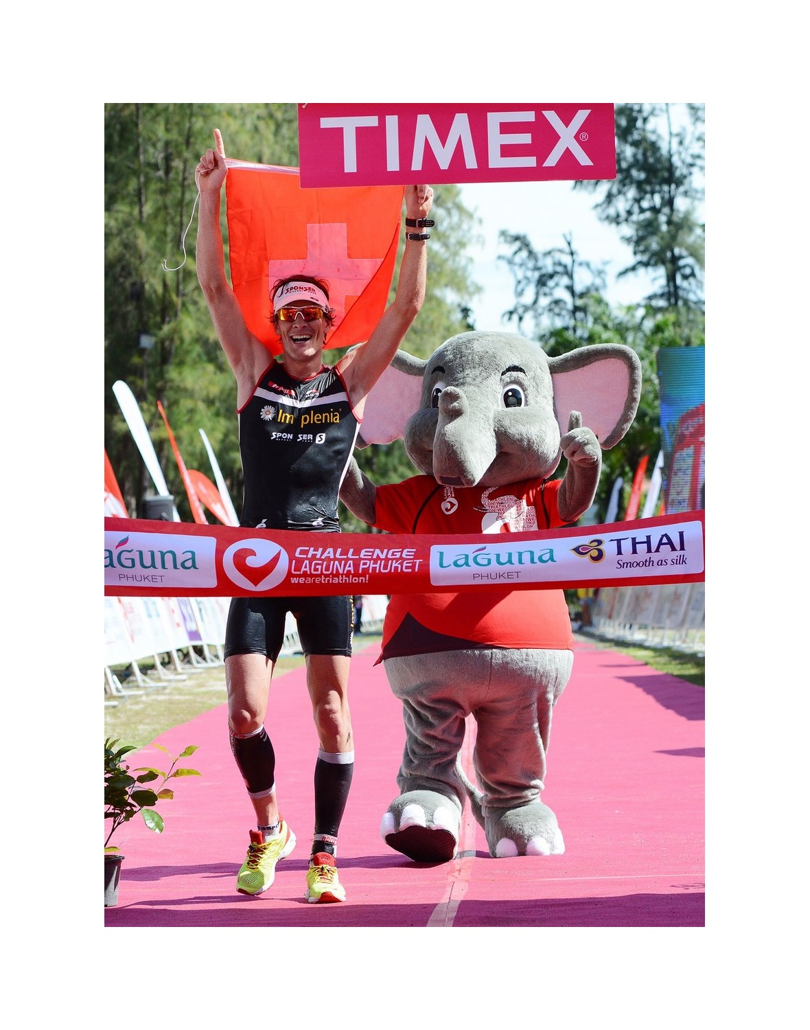 Ruedi Wild feiert seinen Sieg bei der Challenge Phuket 2015