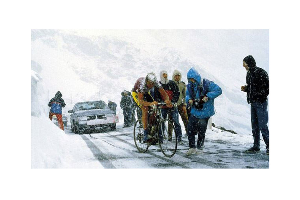 5. Juni 1988 - 14. Etappe des Giro d´Italia - Schnee-Inferno am Passo Gavia : Andy Hampsten vom 7-Eleven-Team (ausgerüstet von Shimano) wuchtet sich über die Passhöhe und legt den Grundstein zum Giro-Sieg